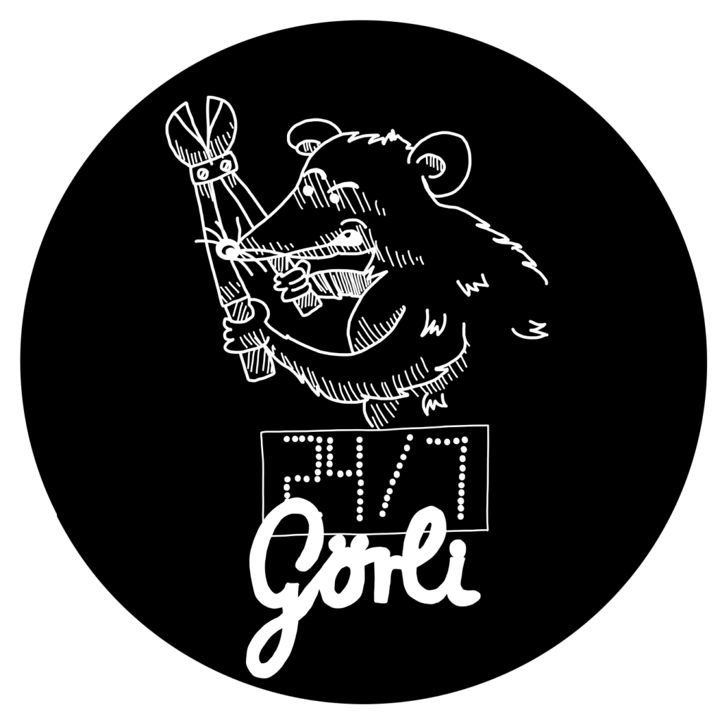 Logo von "Görli 24/7", weiße Grafik auf schwarzem Grund, gezeichnetes pelziges Wesen mit Drahtscchere, darunter gepunktet: "24/7" und in Schulschrift Schriftzug "Görli"